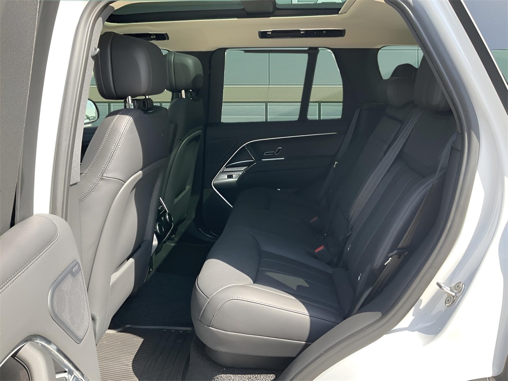 2025 Land Rover Range Rover SE photo 16