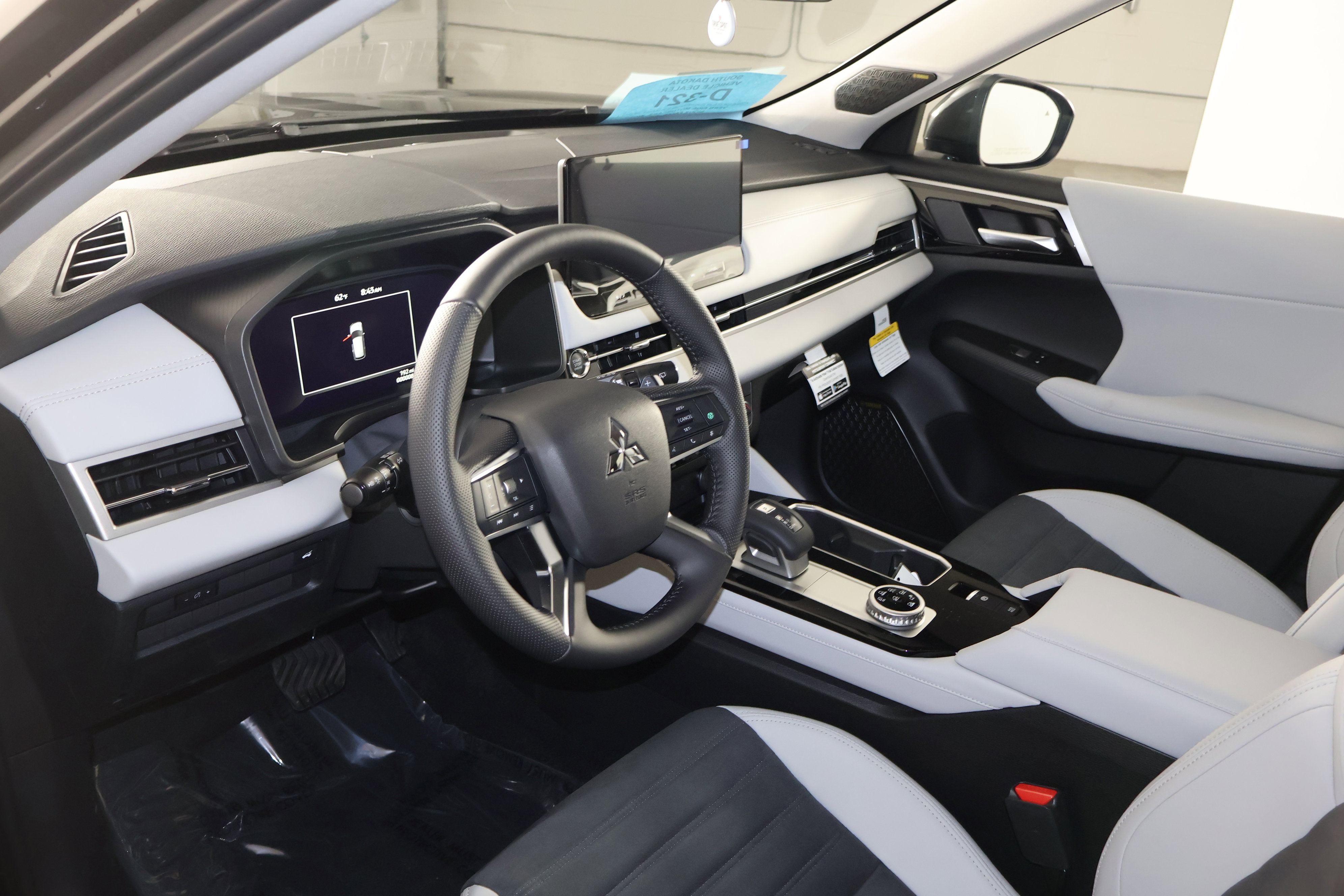 2025 Mitsubishi Outlander SE photo 2