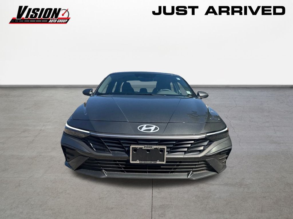 2025 Hyundai Elantra SE photo 2