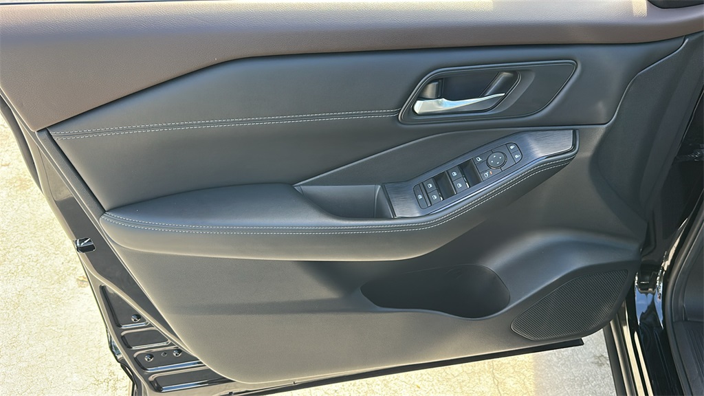 2023 Nissan Rogue SV photo 15