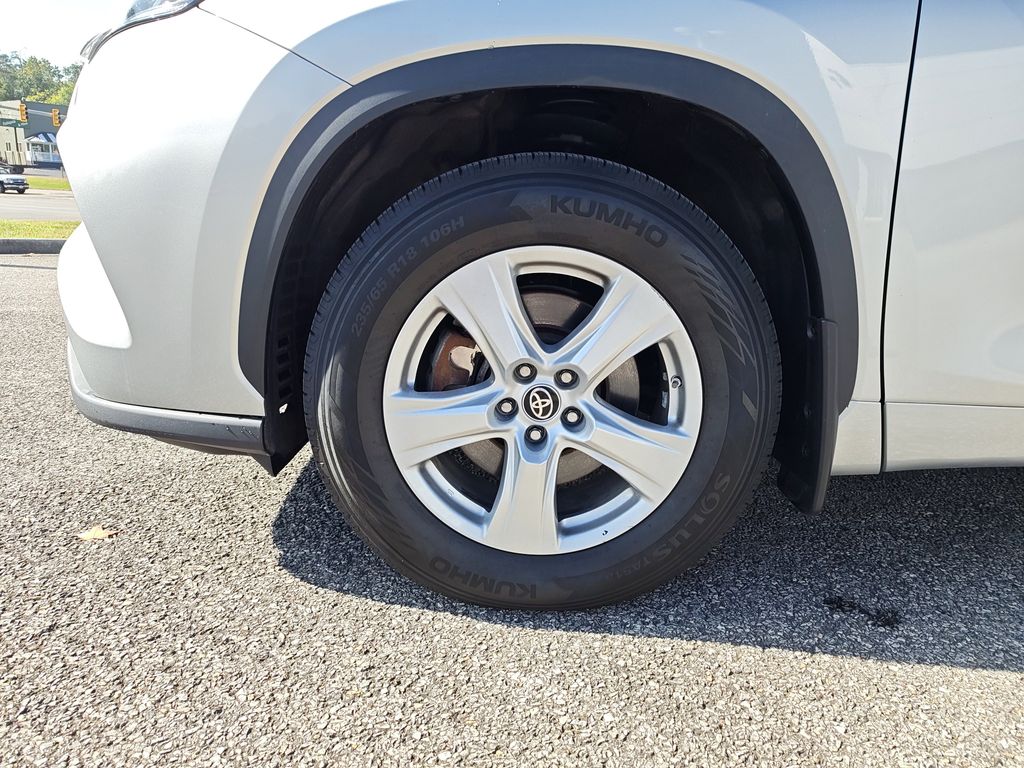 2023 Toyota Highlander LE photo 4