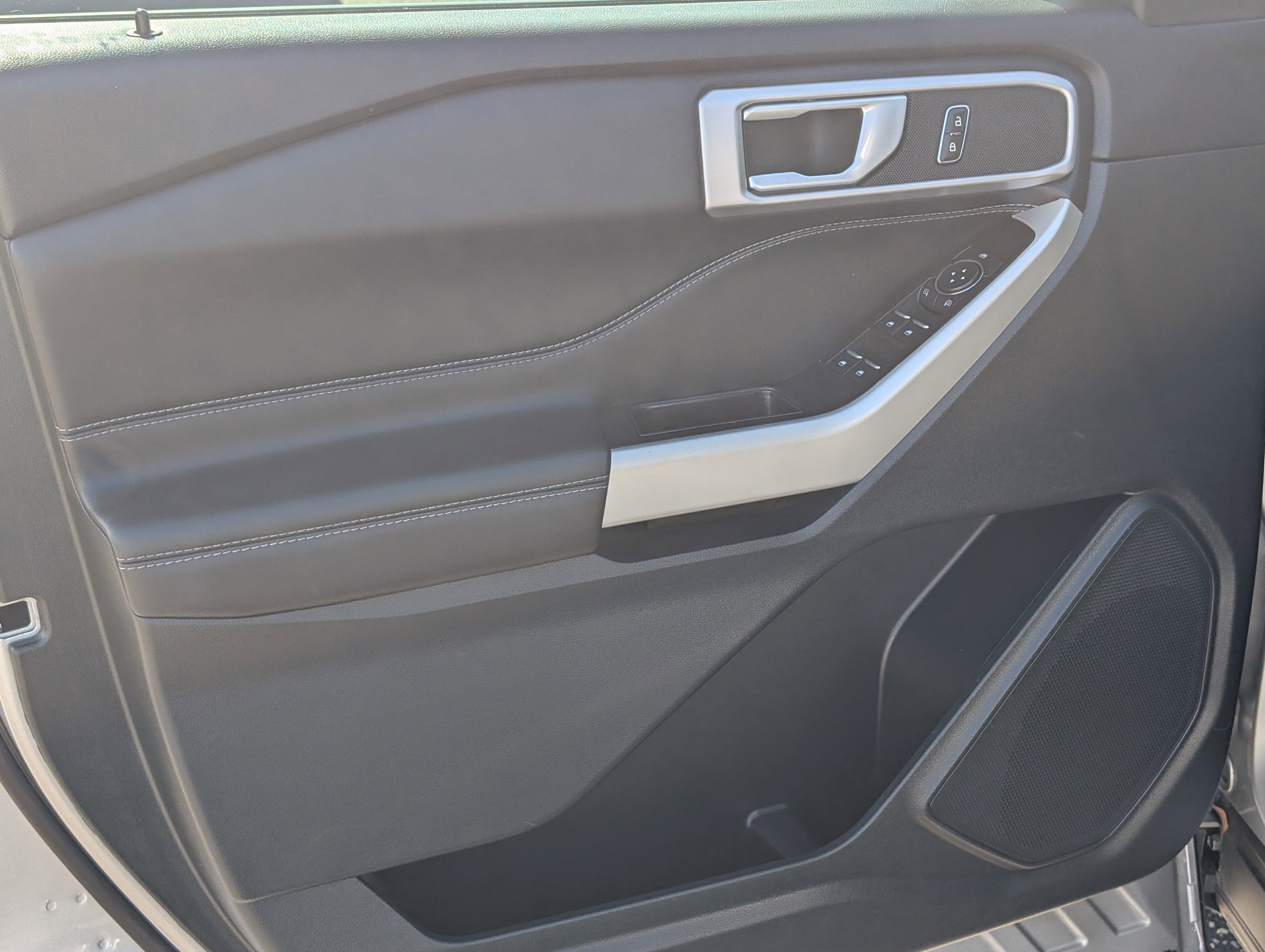 2023 Ford Explorer XLT photo 2