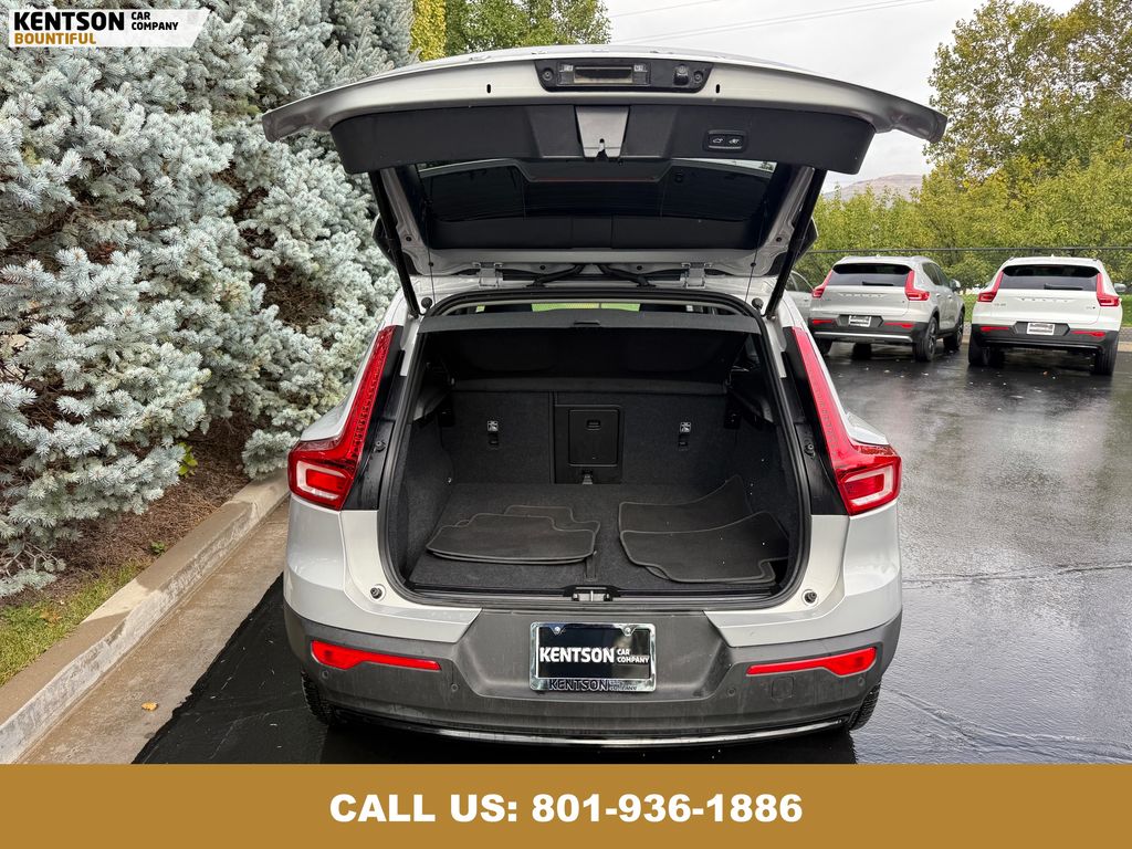 2025 Volvo XC40 Plus photo 33