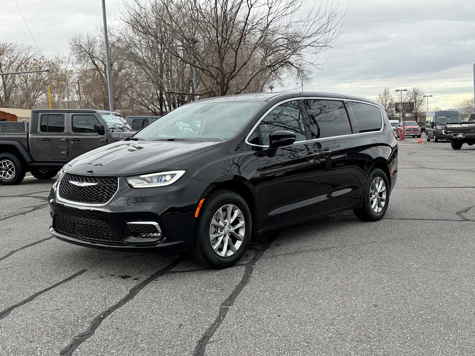2026 Chrysler Pacifica Select's photo