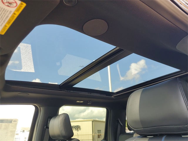 2025 Ford F-250 Platinum photo 2