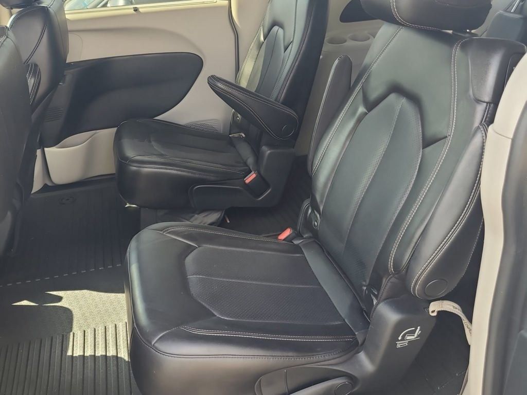 2023 Chrysler Pacifica Touring L photo 4