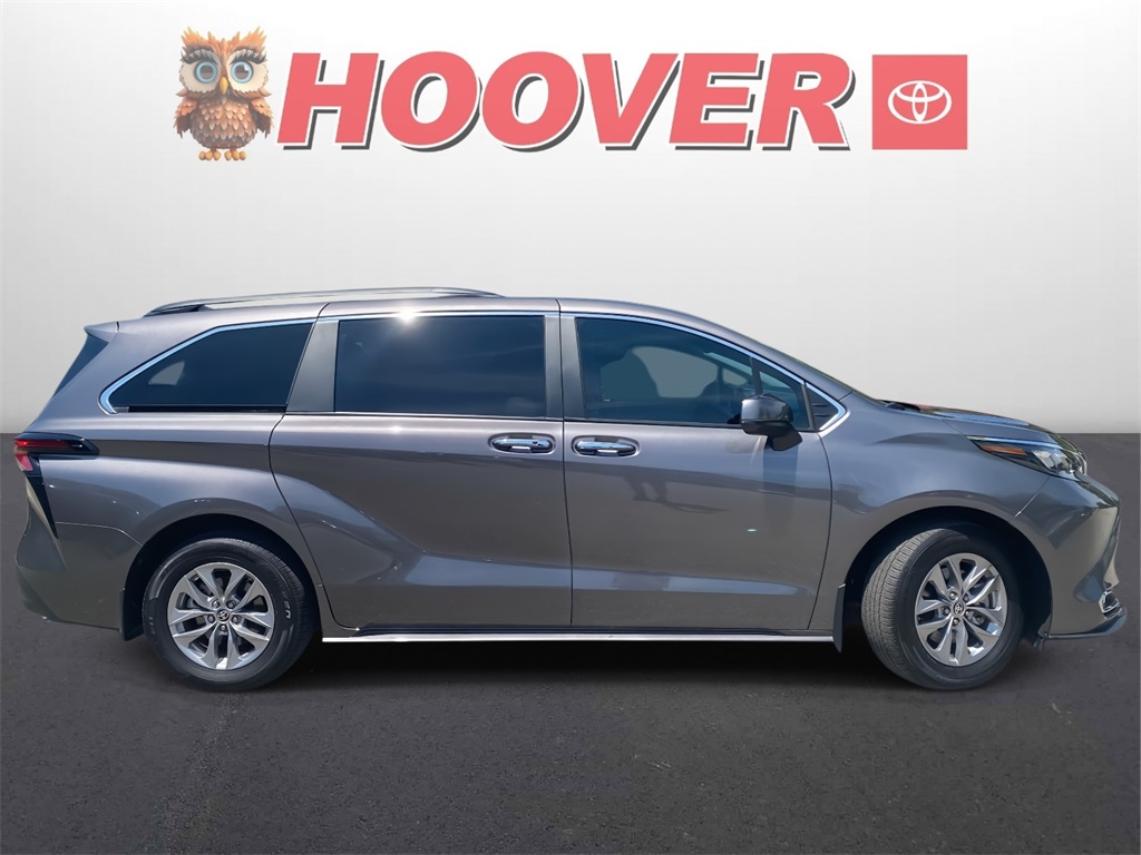 2024 Toyota Sienna XLE photo 2