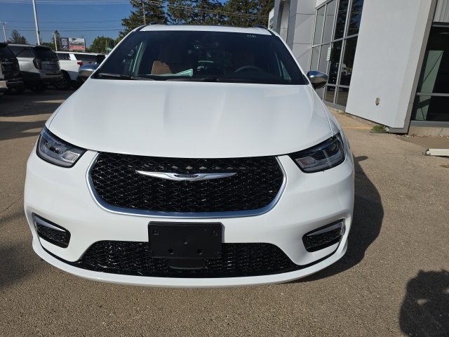 2026 Chrysler Pacifica Pinnacle photo 2