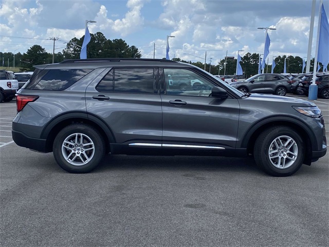 2025 Ford Explorer photo 2