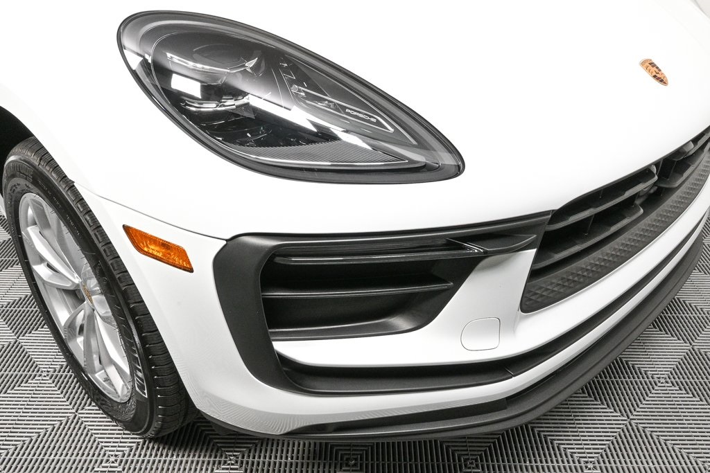 2025 Porsche Macan T photo 35