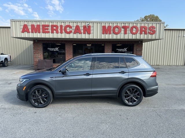 2023 Volkswagen Tiguan SE's photo