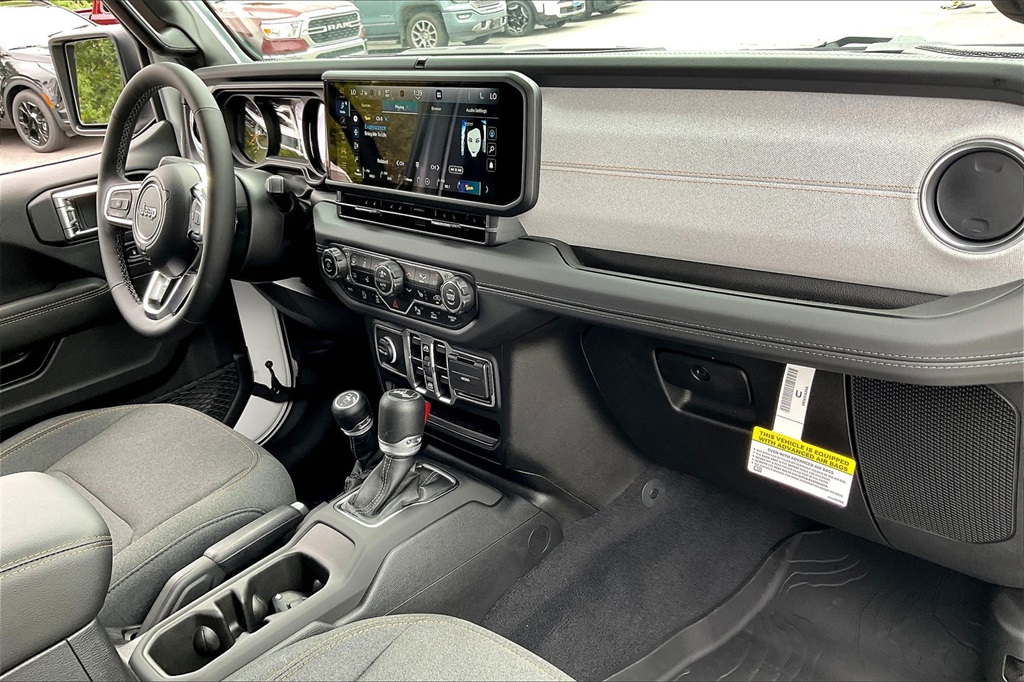 2025 Jeep Wrangler Sahara photo 9