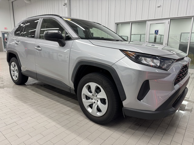 2021 Toyota RAV4 LE's photo