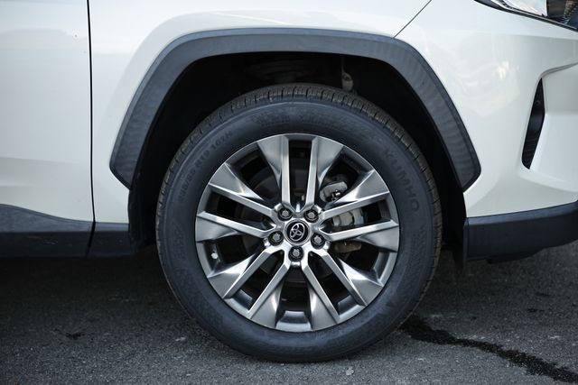 2021 Toyota RAV4 XLE Premium photo 4