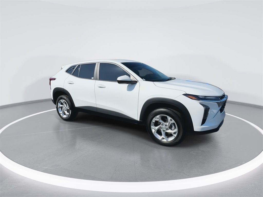 2025 Chevrolet Trax LS photo 2