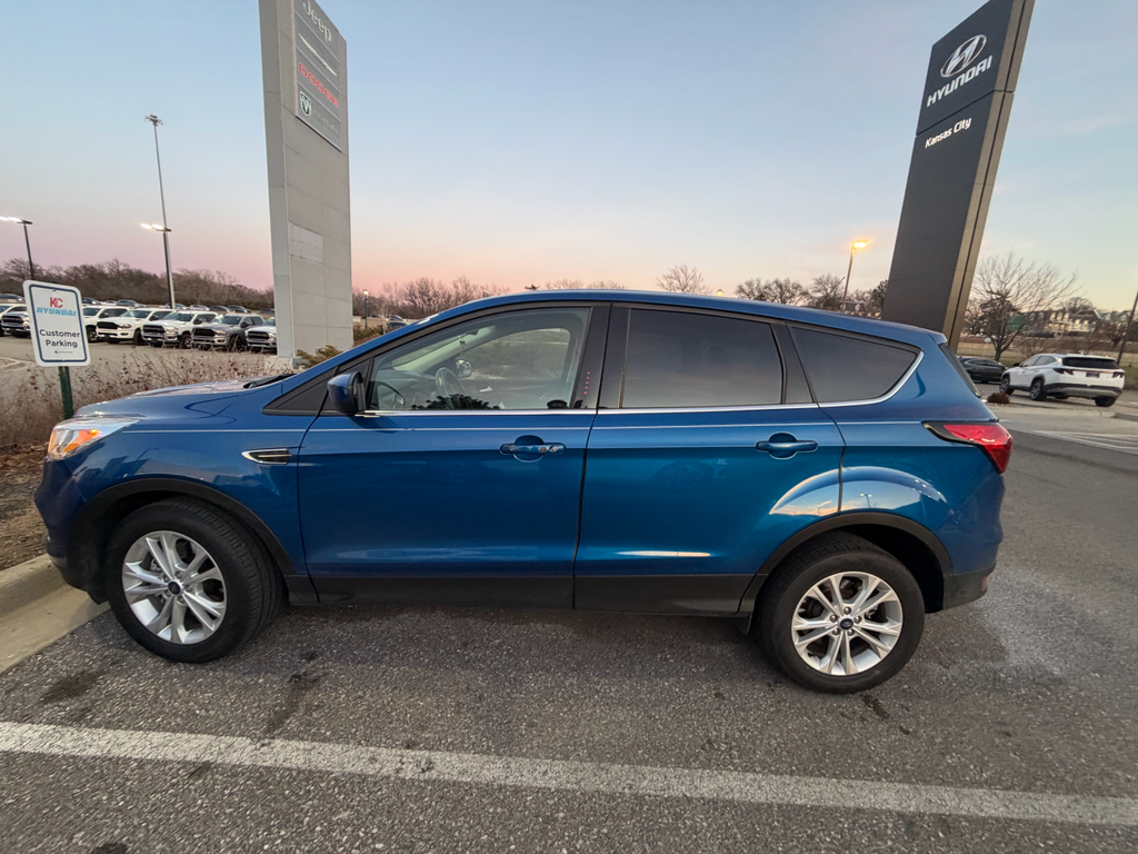 Used 2019 Ford Escape SE with VIN 1FMCU9GD3KUA21107 for sale in Kansas City