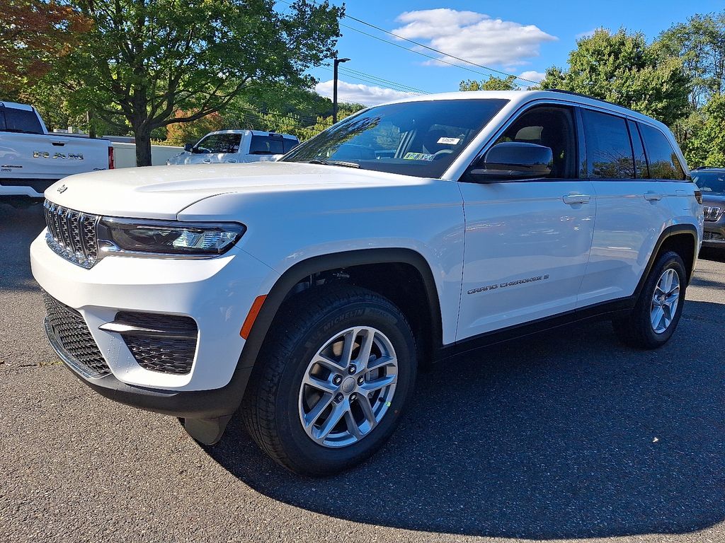 2025 Jeep Grand Cherokee Laredo Altitude photo 2