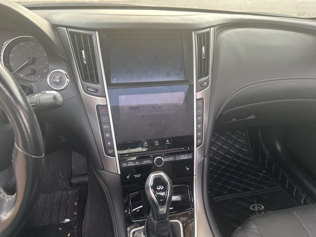 2022 Infiniti Q60 Luxe photo 3