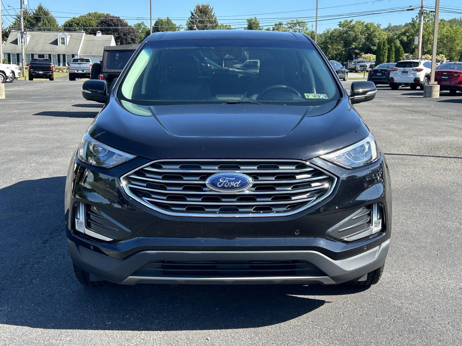 2022 Ford Edge Titanium photo 2