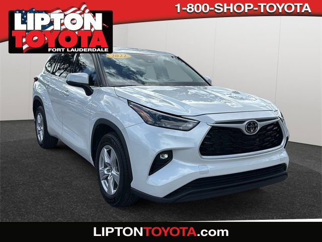2022 Toyota Highlander LE's photo