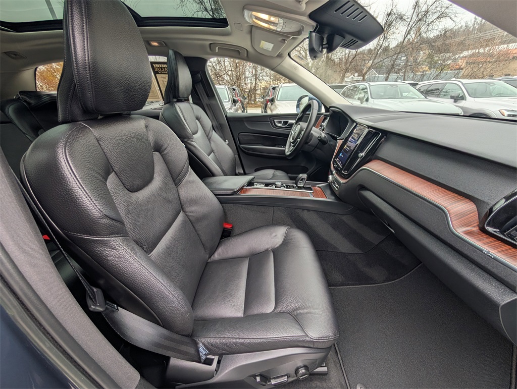 2023 Volvo XC60 B5 Plus photo 2