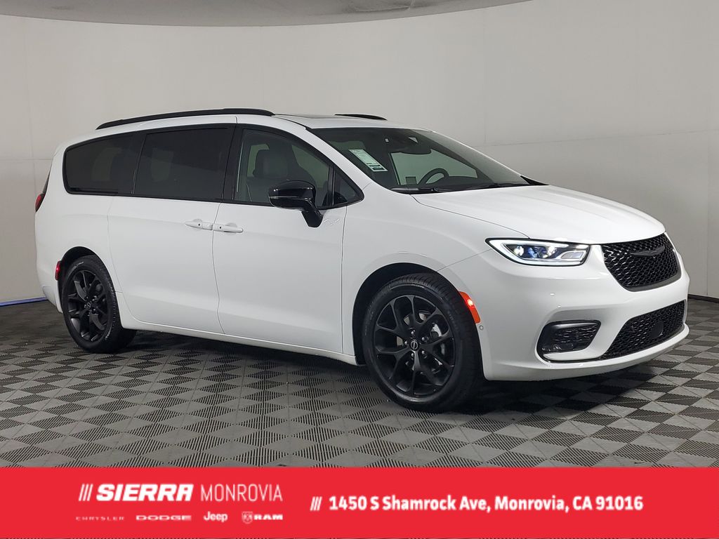 2026 Chrysler Pacifica Limited's photo