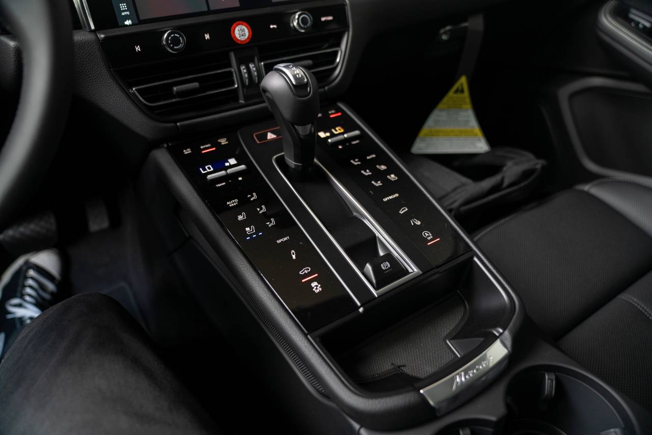2025 Porsche Macan S photo 18
