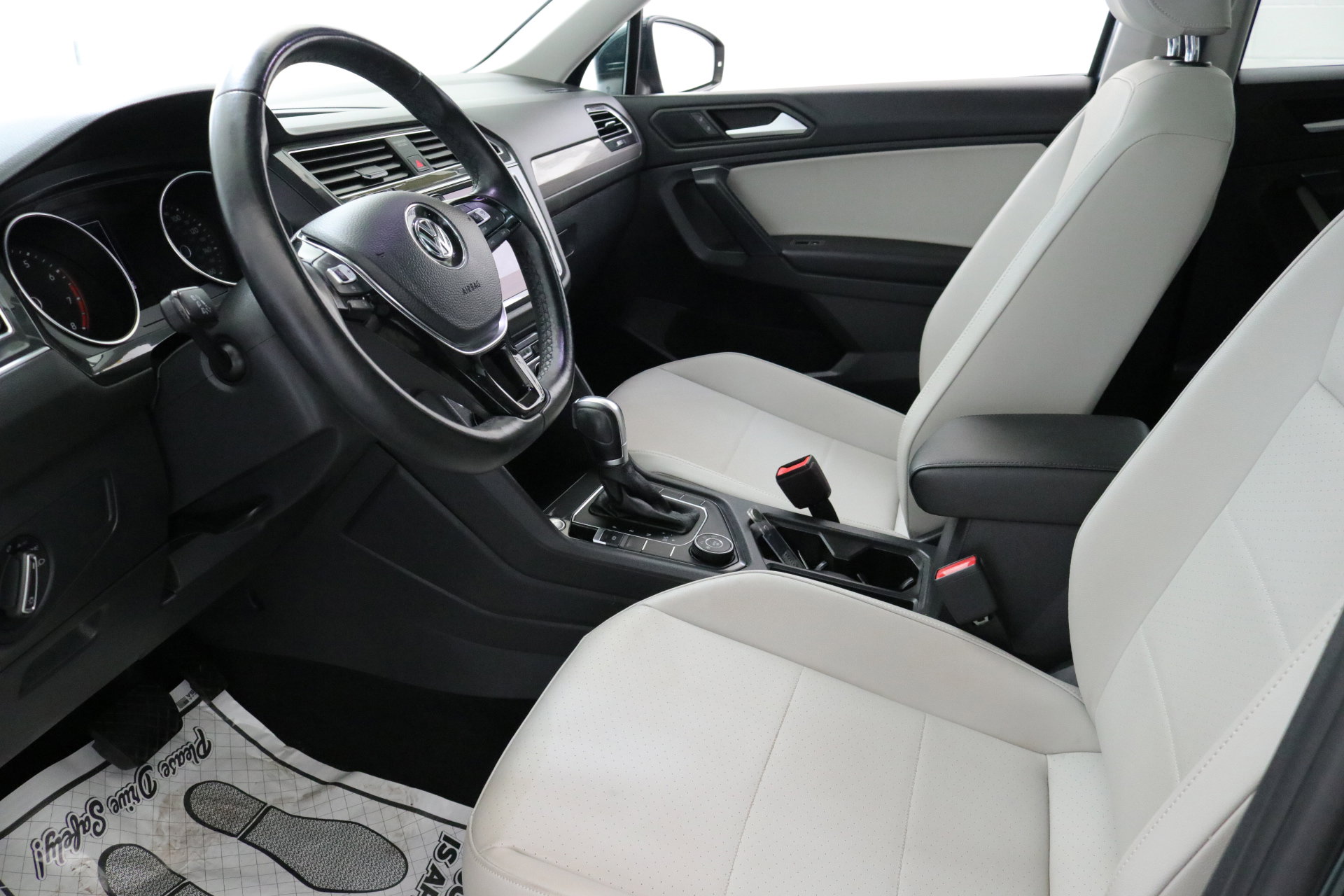 2019 Volkswagen Tiguan SEL R-Line photo 22