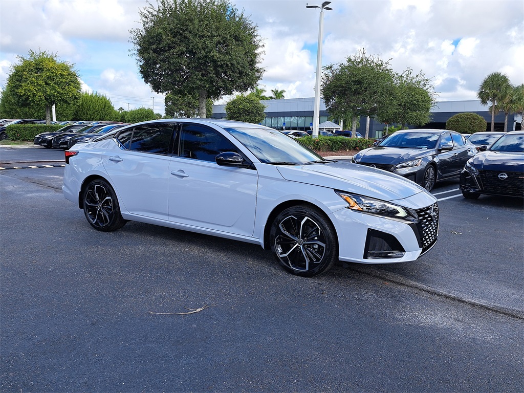 2025 Nissan Altima 2.5 SR photo 2