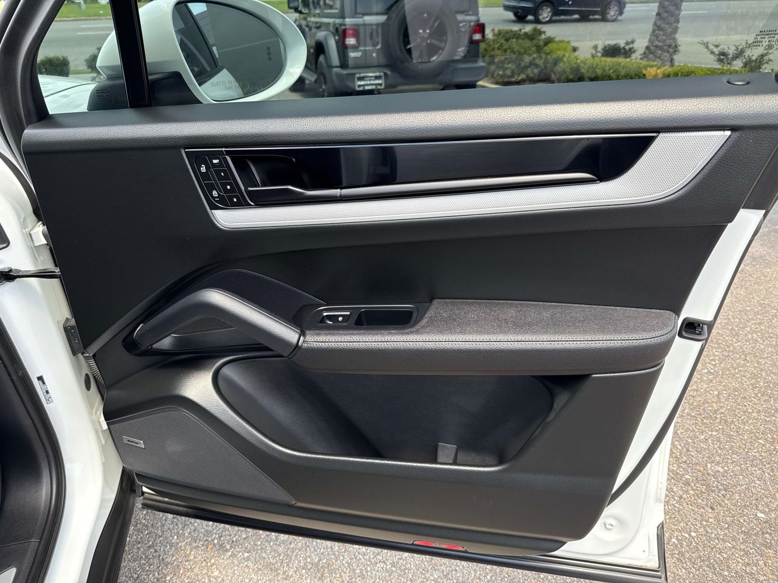 2024 Porsche Cayenne Base photo 15