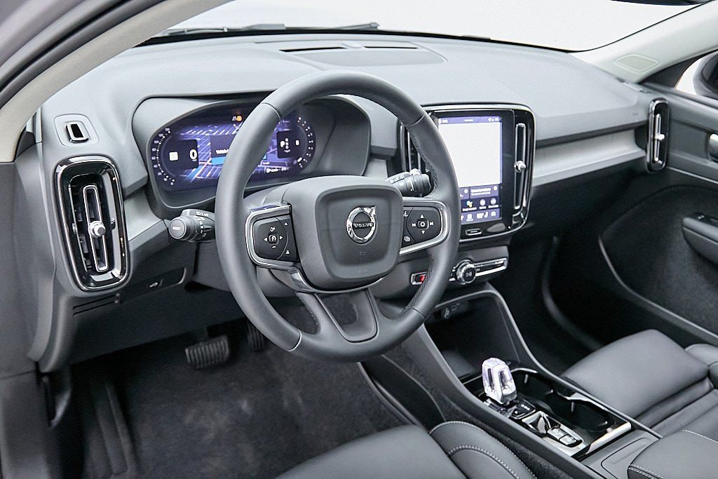 2026 VOLVO XC40 - Image 14