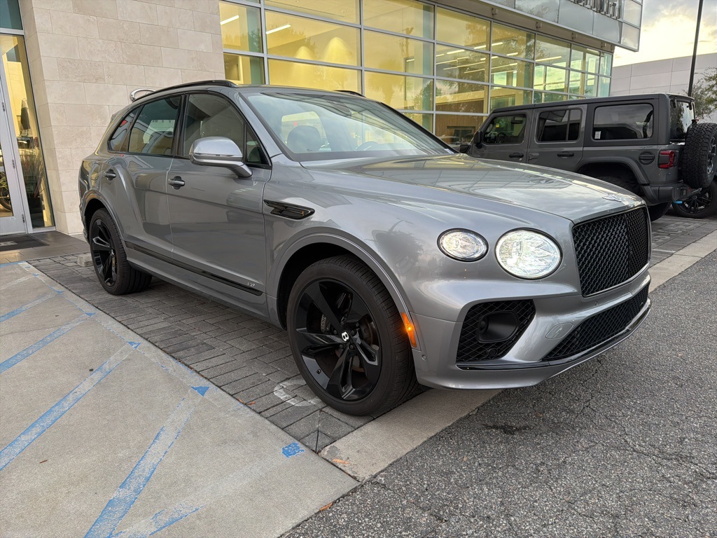 2021 Bentley Bentayga V8 photo 3