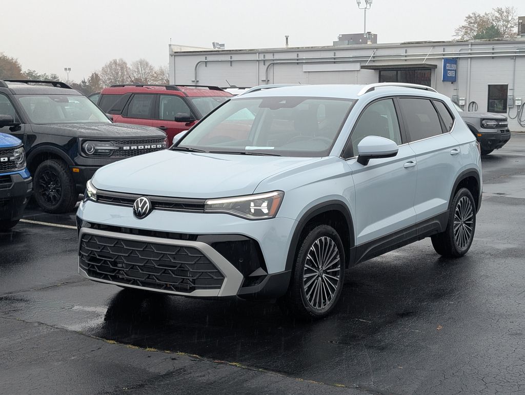 2025 Volkswagen Taos SE photo 2