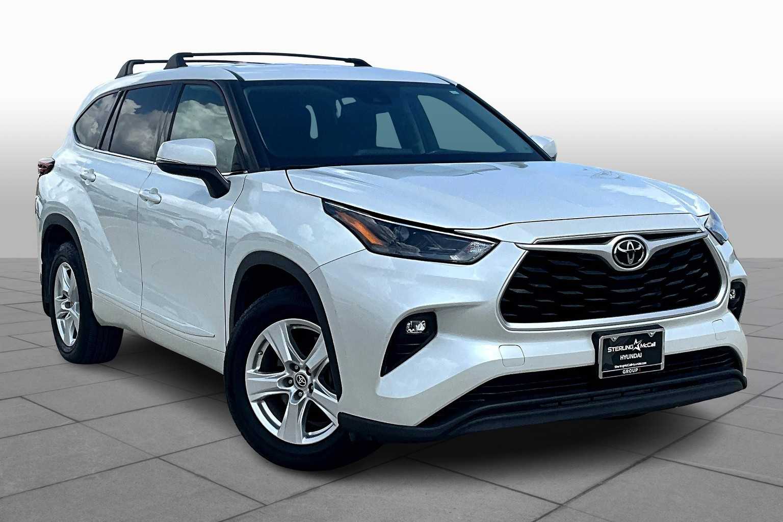 2022 Toyota Highlander LE photo 3
