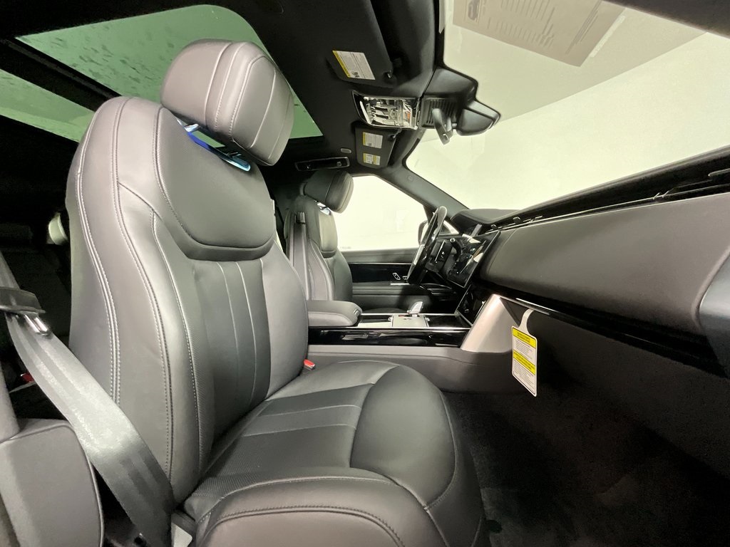 2025 Land Rover Range Rover SE photo 2