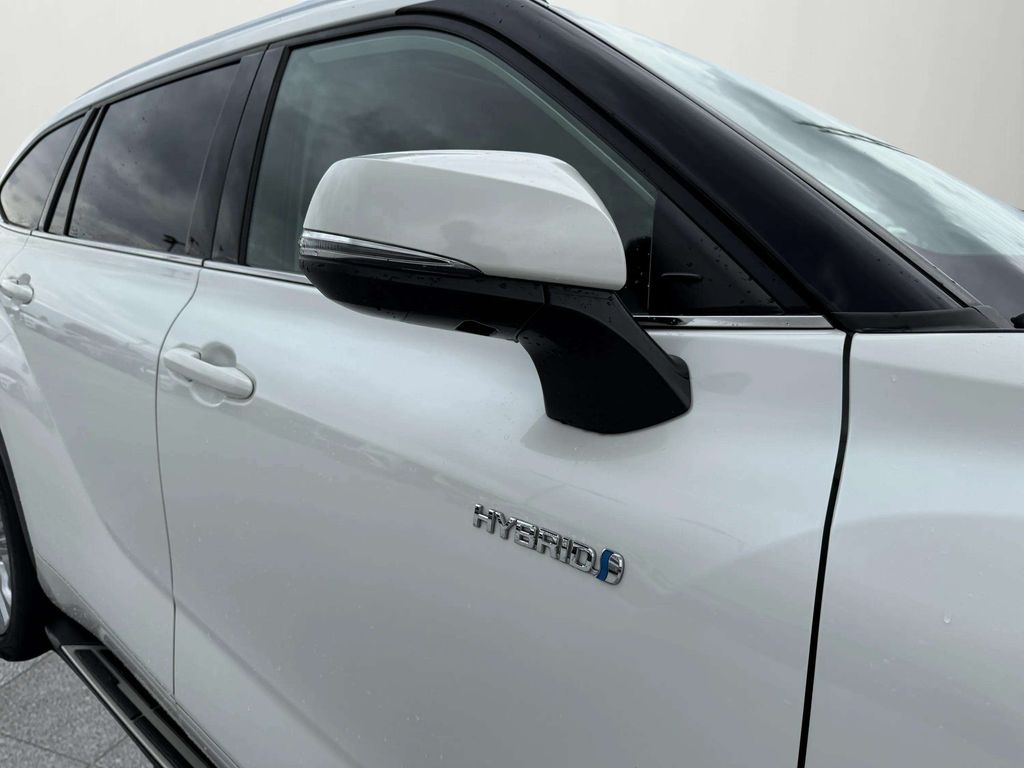 2021 Toyota Highlander Hybrid Limited photo 3