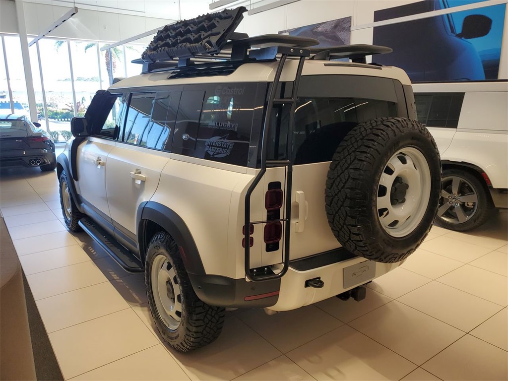 2024 Land Rover Defender 110 S photo 2