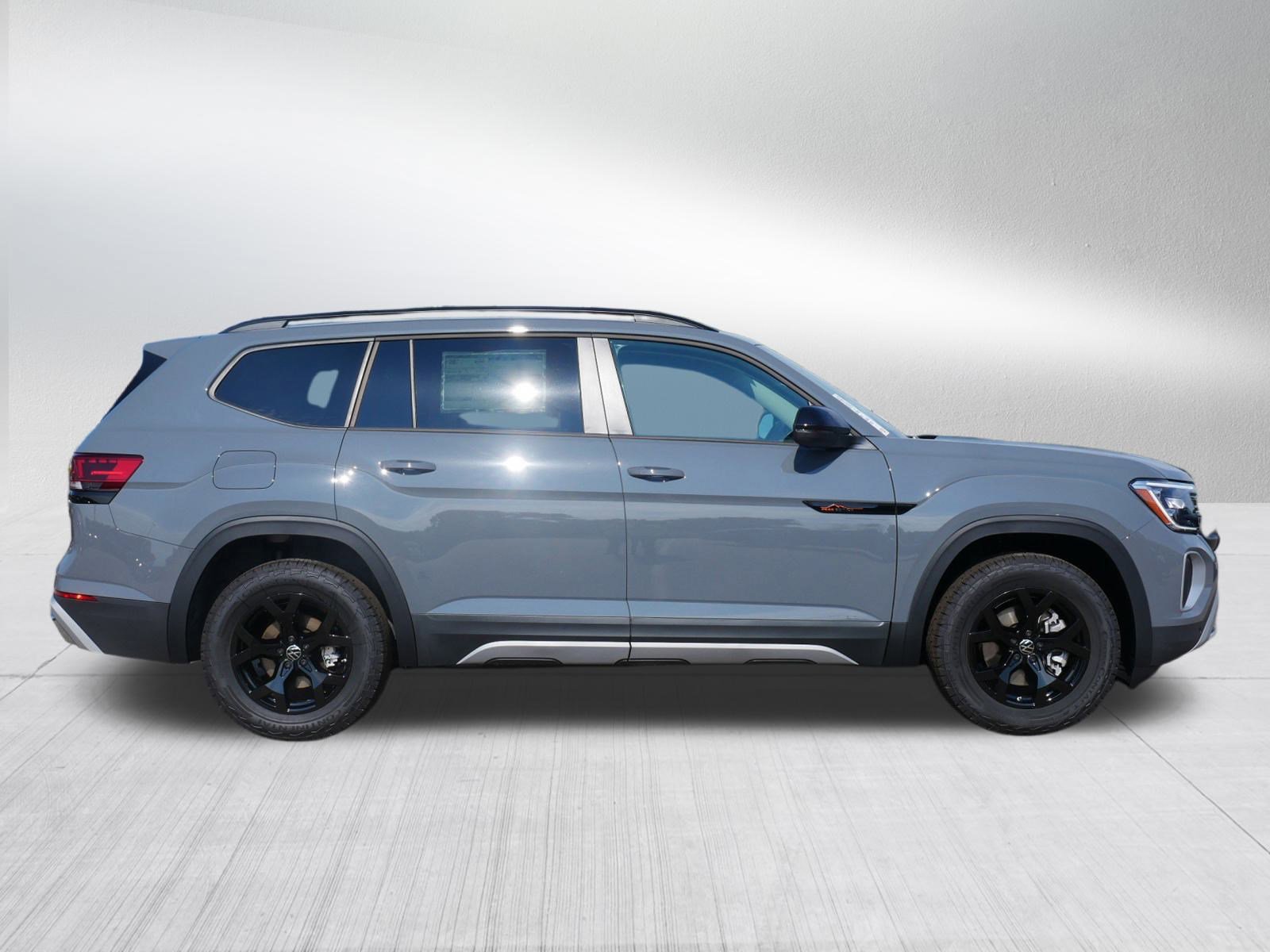 2025 Volkswagen Atlas Peak Edition SE photo 2