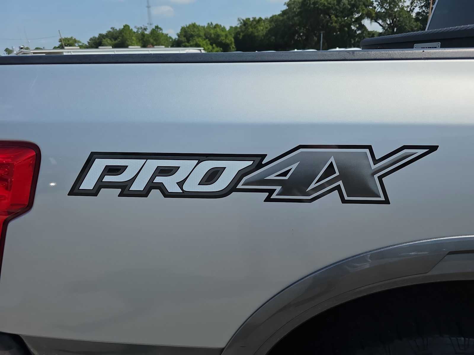 2017 Nissan Titan PRO-4X photo 8