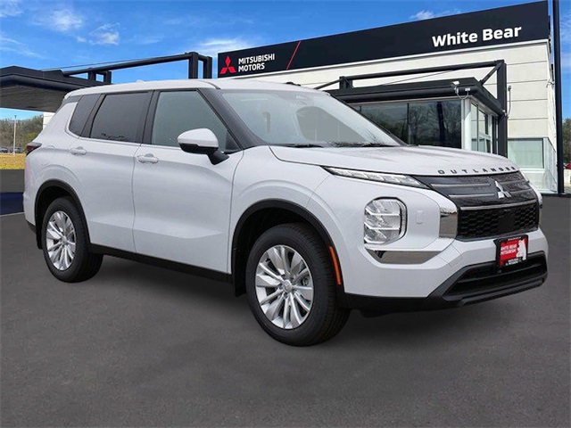 2025 Mitsubishi Outlander ES's photo