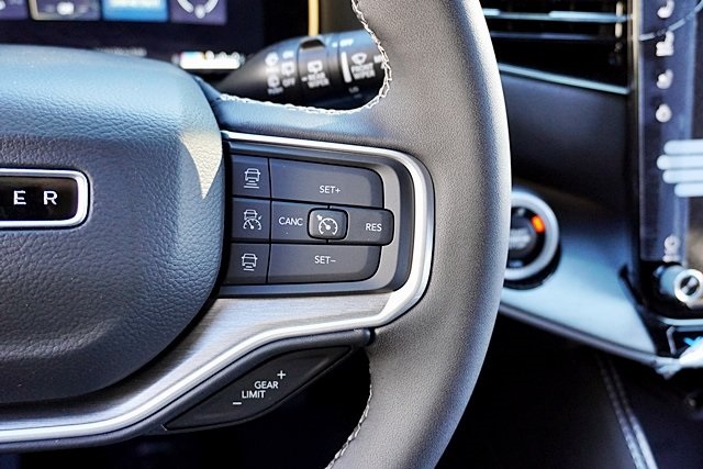 New 2025 Bright White Clear-Coat Exterior Paint Jeep Series II image 42