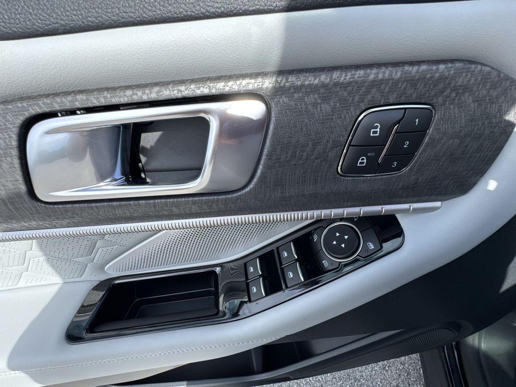 2025 Ford Explorer Platinum photo 14