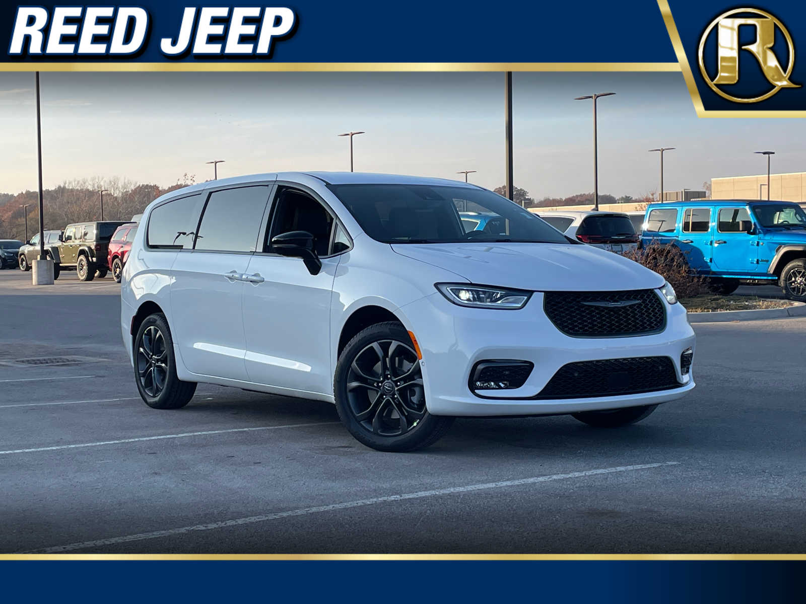 2026 Chrysler Pacifica Select's photo