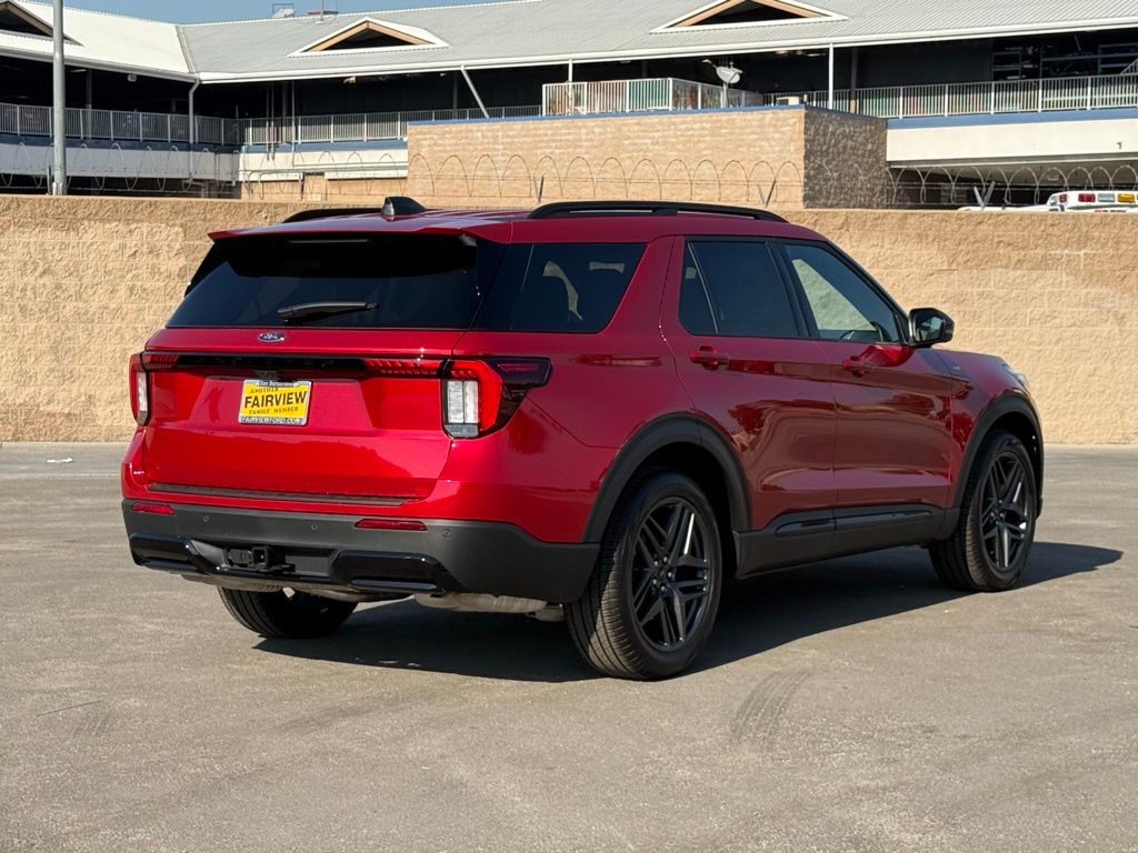 2025 Ford Explorer ST-Line photo 2