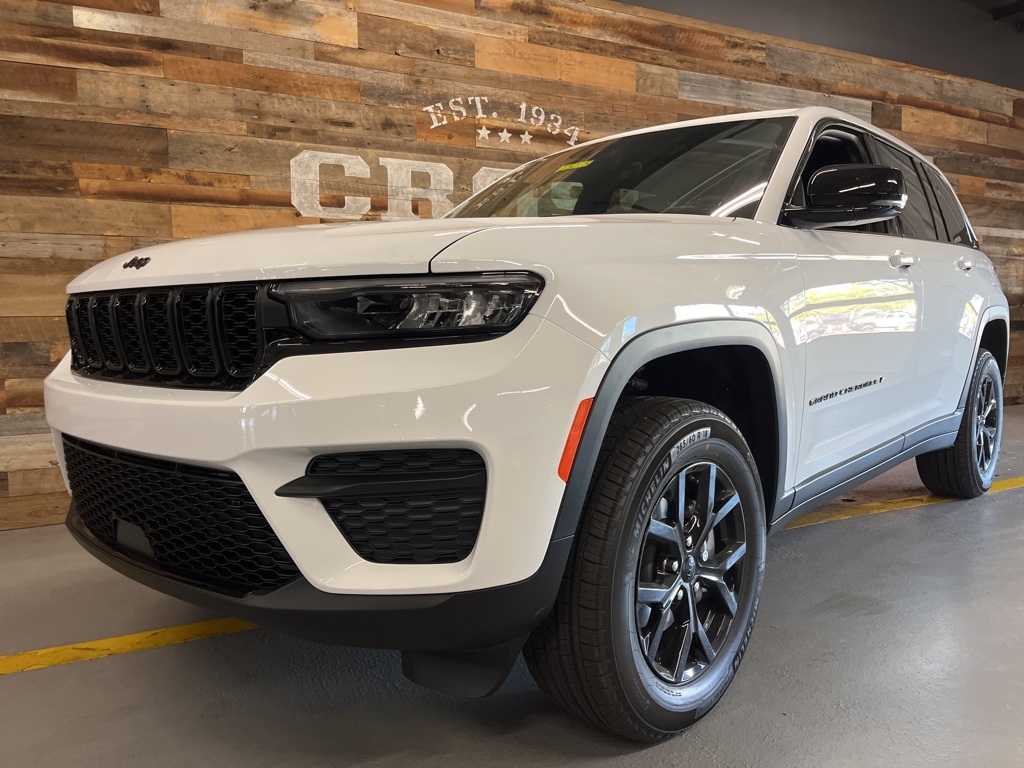 2025 Jeep Grand Cherokee Altitude photo 4