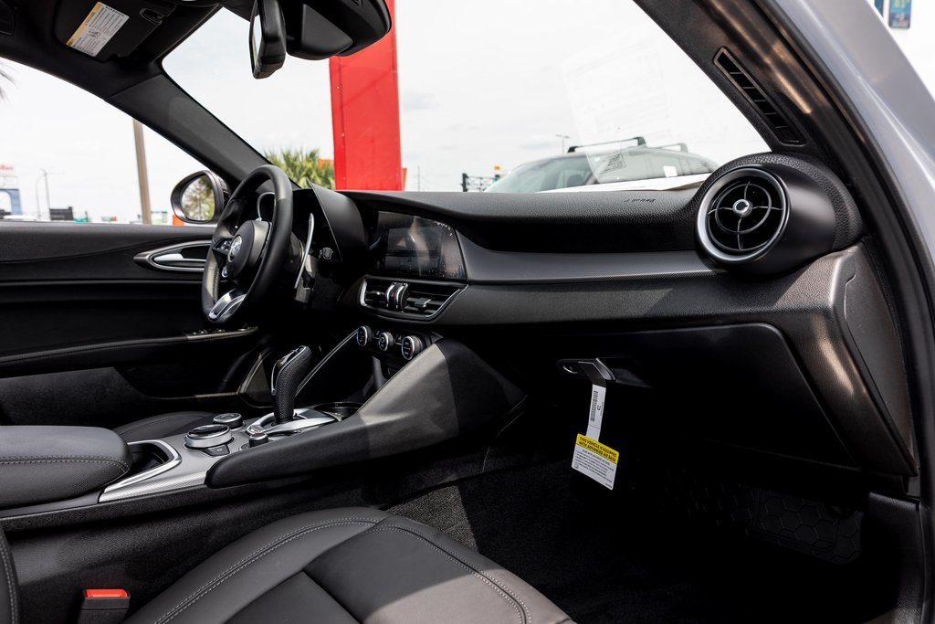 2025 Alfa Romeo Giulia Base photo 31