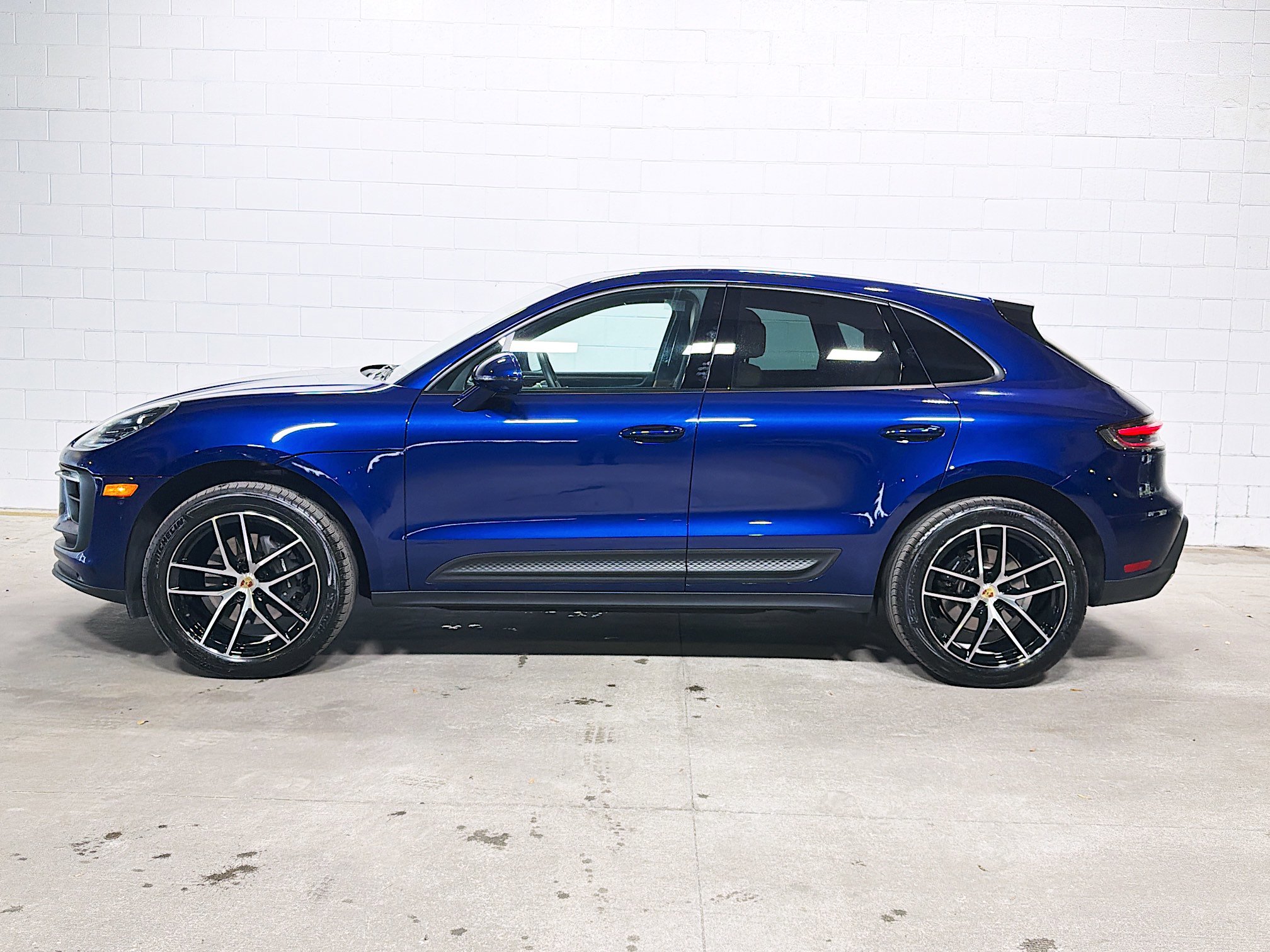 2025 Porsche Macan T photo 2