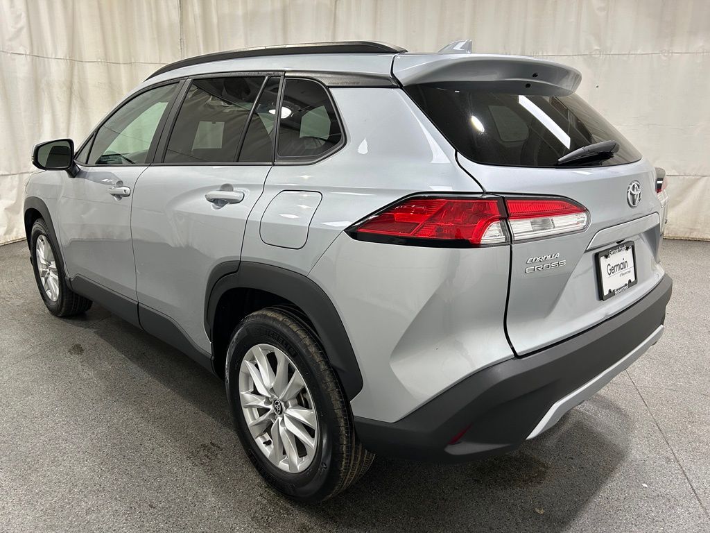 2023 Toyota Corolla Cross LE photo 2