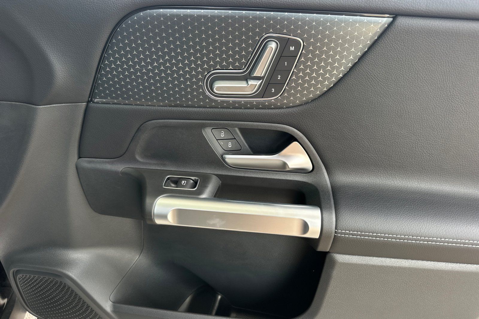 2025 Mercedes Benz GLB 250 photo 28