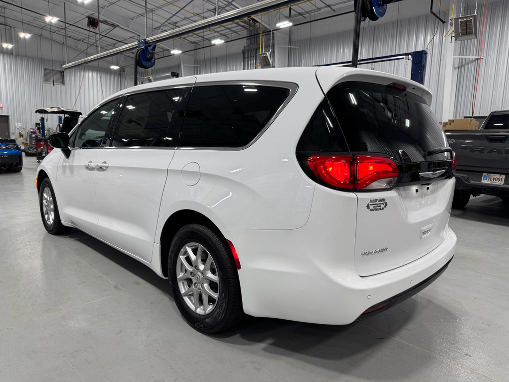 2026 Chrysler Voyager LX photo 8
